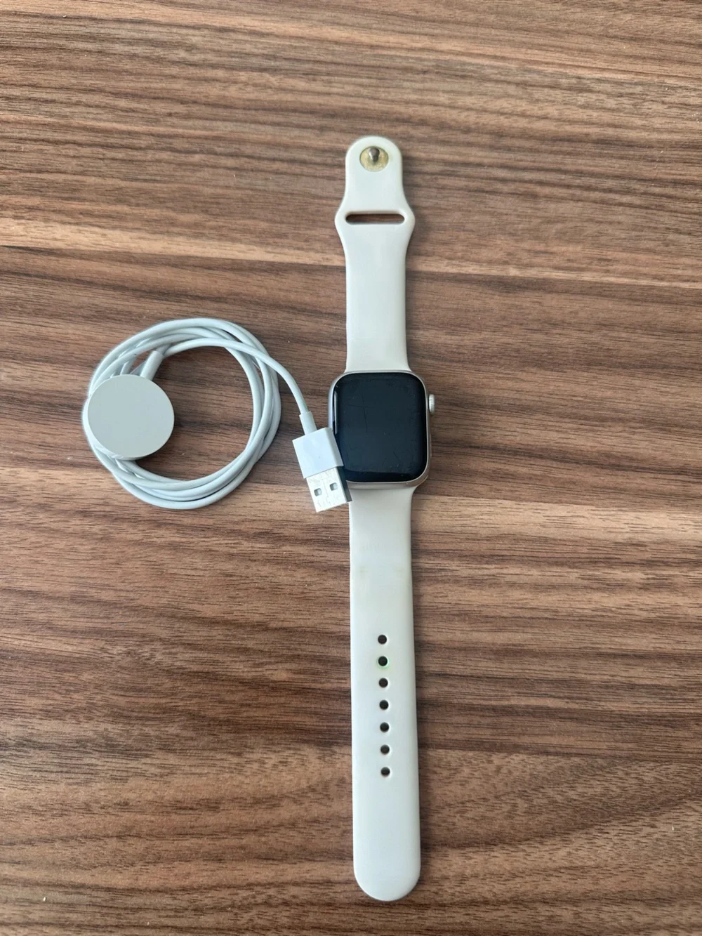 Apple Watch Series 8, 41mm, GPS + Cellular in Starlight.
